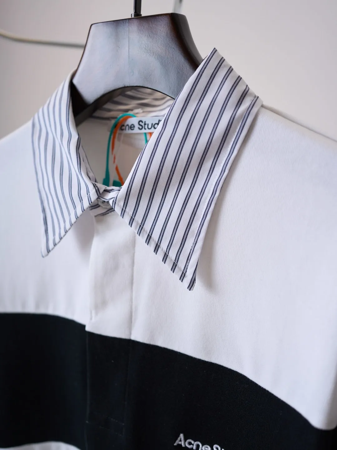 [Real auction] Acne Studios embroidered striped long-sleeved Polo shirt [In Stock] S M L Striped contrasting lapels hide layered ingenuity. Matte soft light covers plain texture. Retro spontaneity and minimalist restraint coexist in a harmonious symbiosis between neat lines, showing relaxed and elegant style. Imported machine embroidery technology is used. Advanced computer control system and precise mechanical parts are used to realize the Acne Studios logo work. High precision. The lines are smooth and delicate. The fabrics have been fermented and washed. They have a better hand feel and texture. They are not easy to deform, shrink or fade. Maintains long-lasting beauty with a loose fit